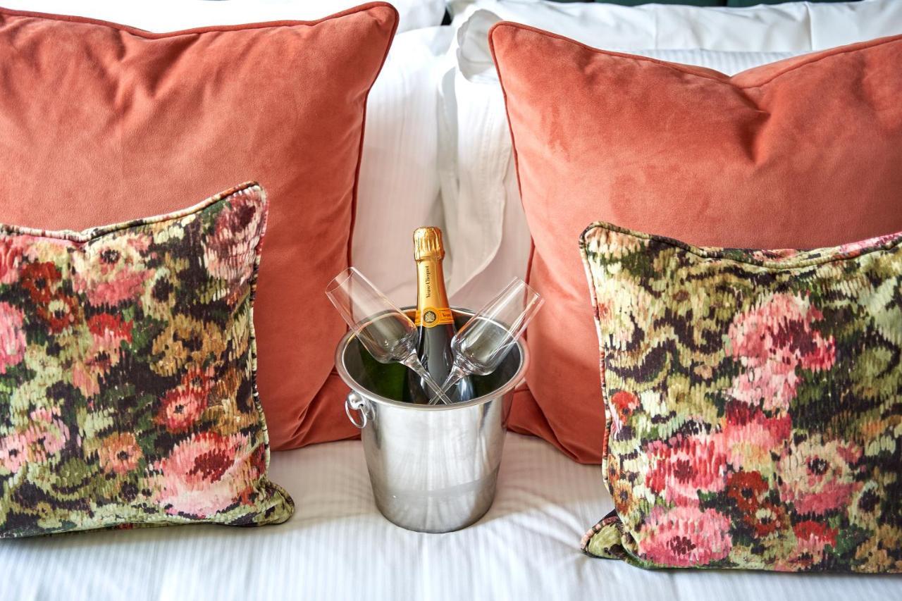 科斯罕 梅休因阿姆斯宾馆酒店 外观 照片 A champagne bottle in a champagne bucket