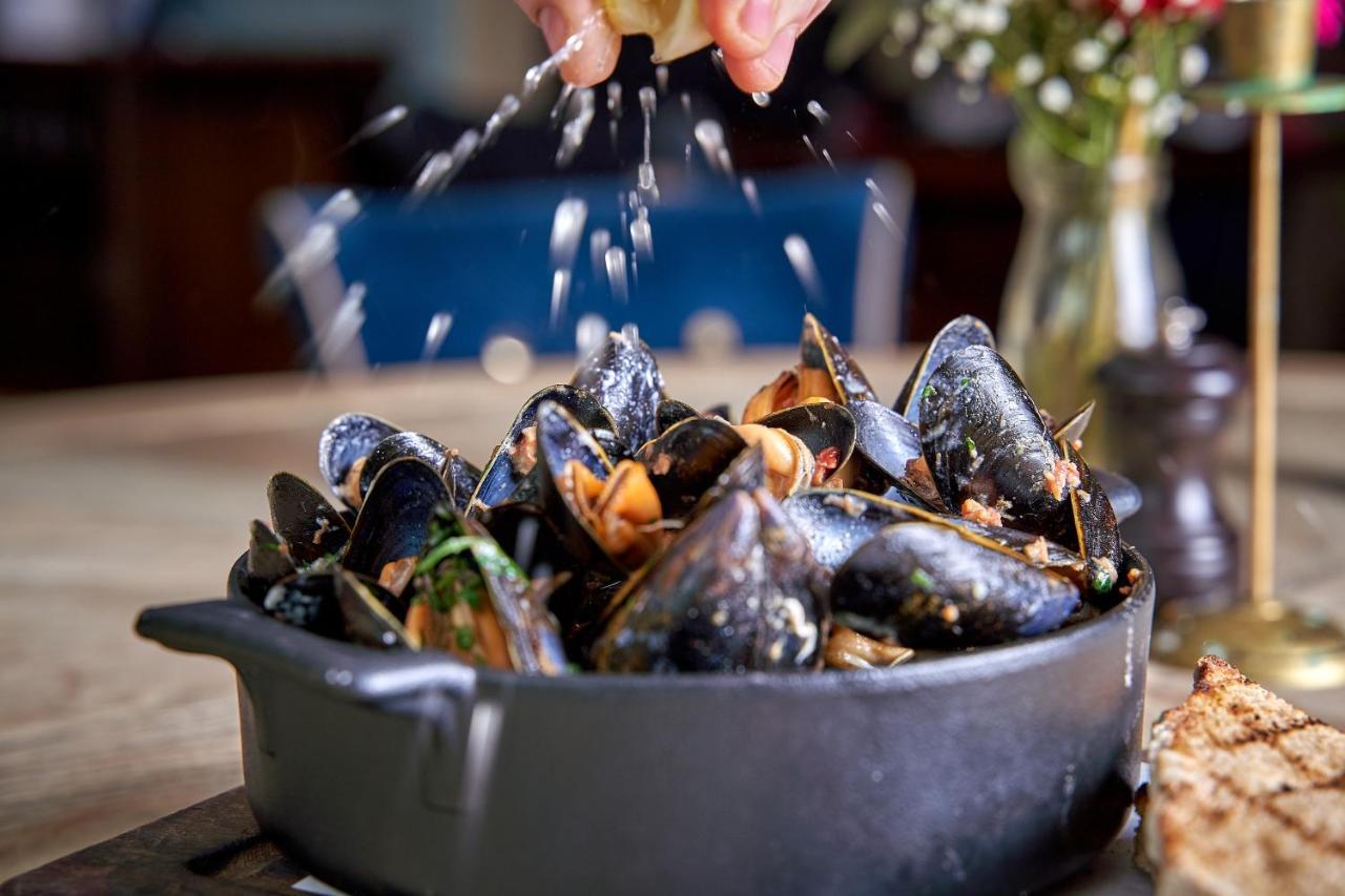 科斯罕 梅休因阿姆斯宾馆酒店 外观 照片 Mussels being sprinkled with coriander
