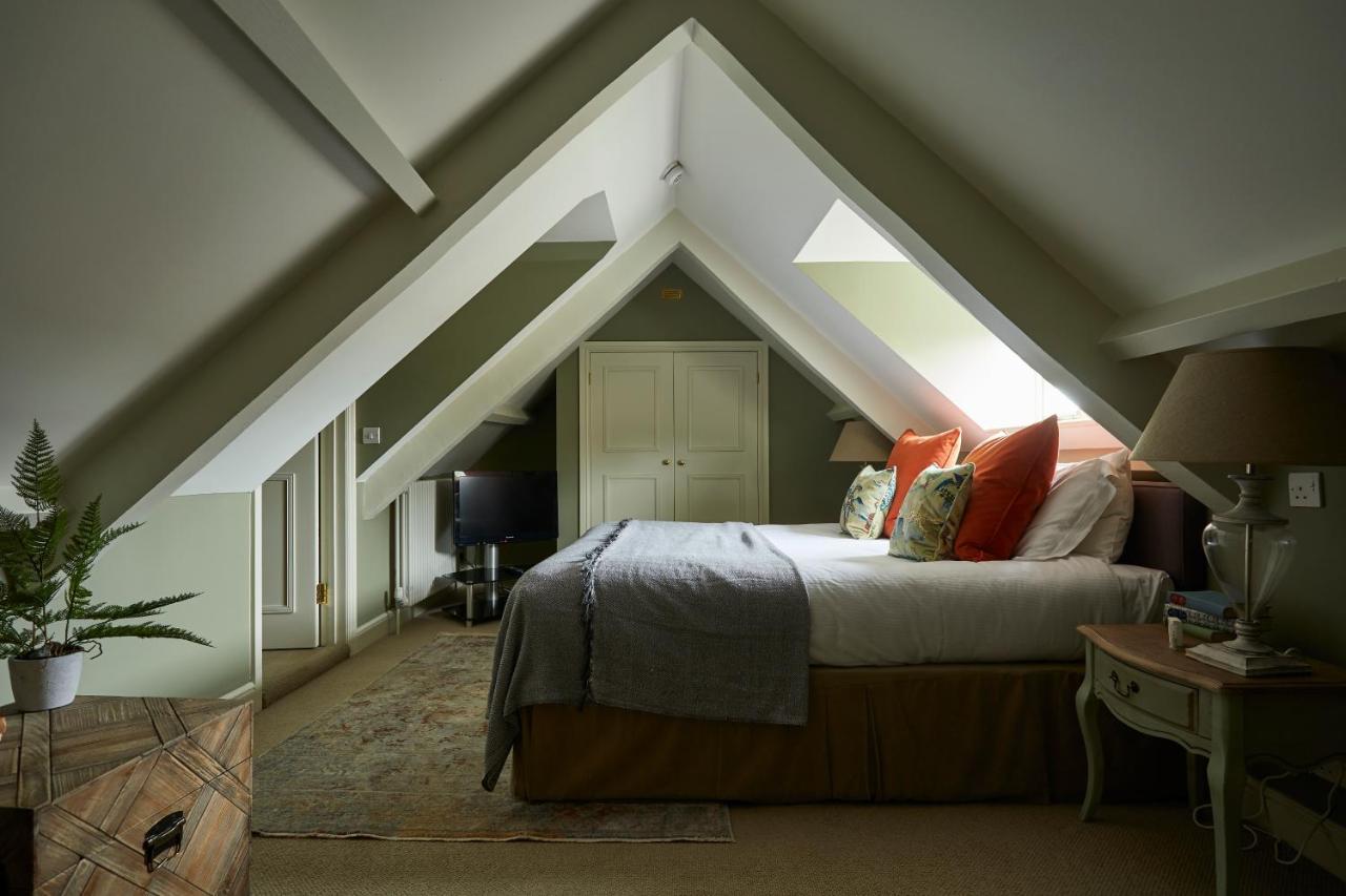 科斯罕 梅休因阿姆斯宾馆酒店 外观 照片 A bedroom in the eaves of a house